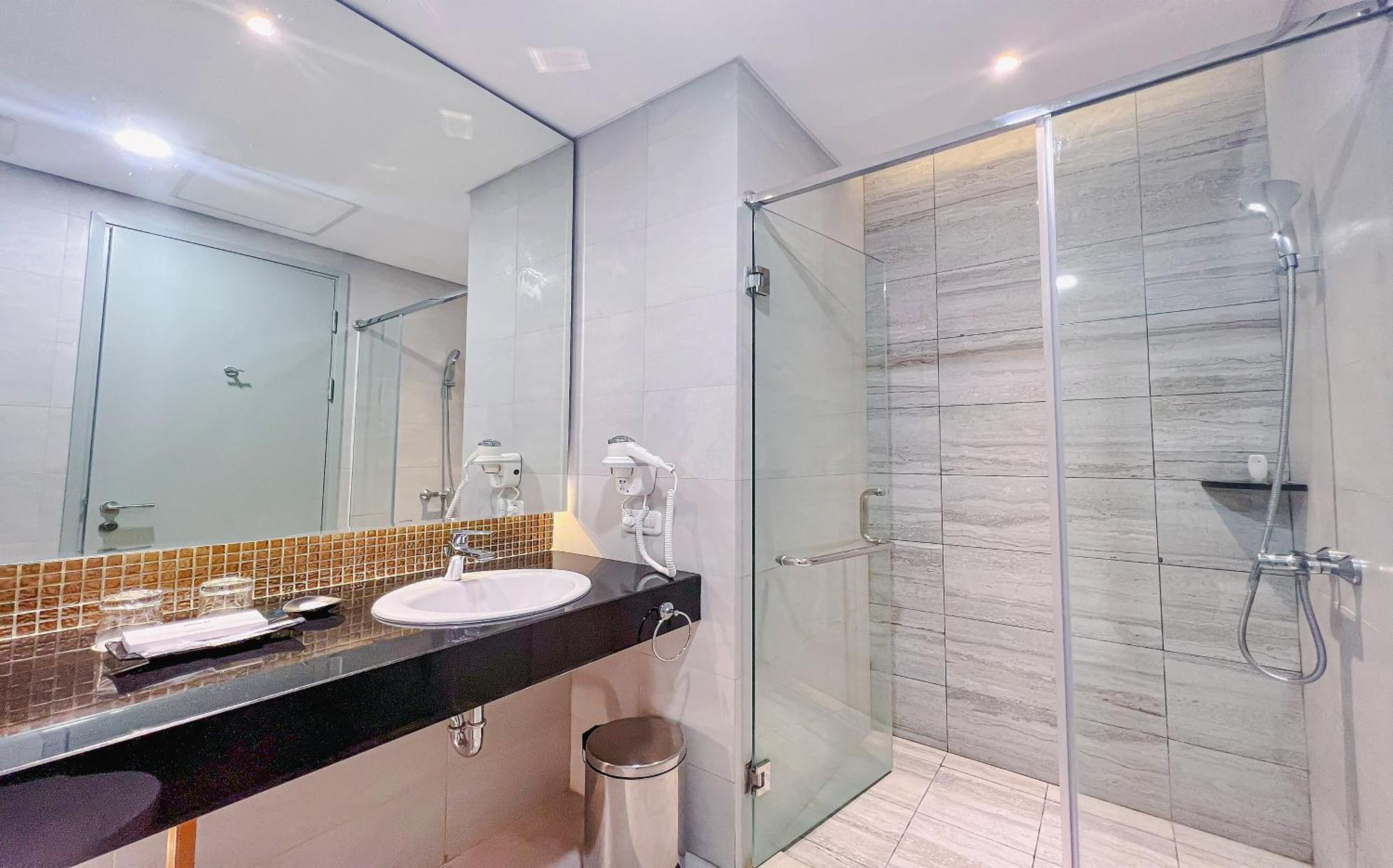 Leedon & 4* Surabaya